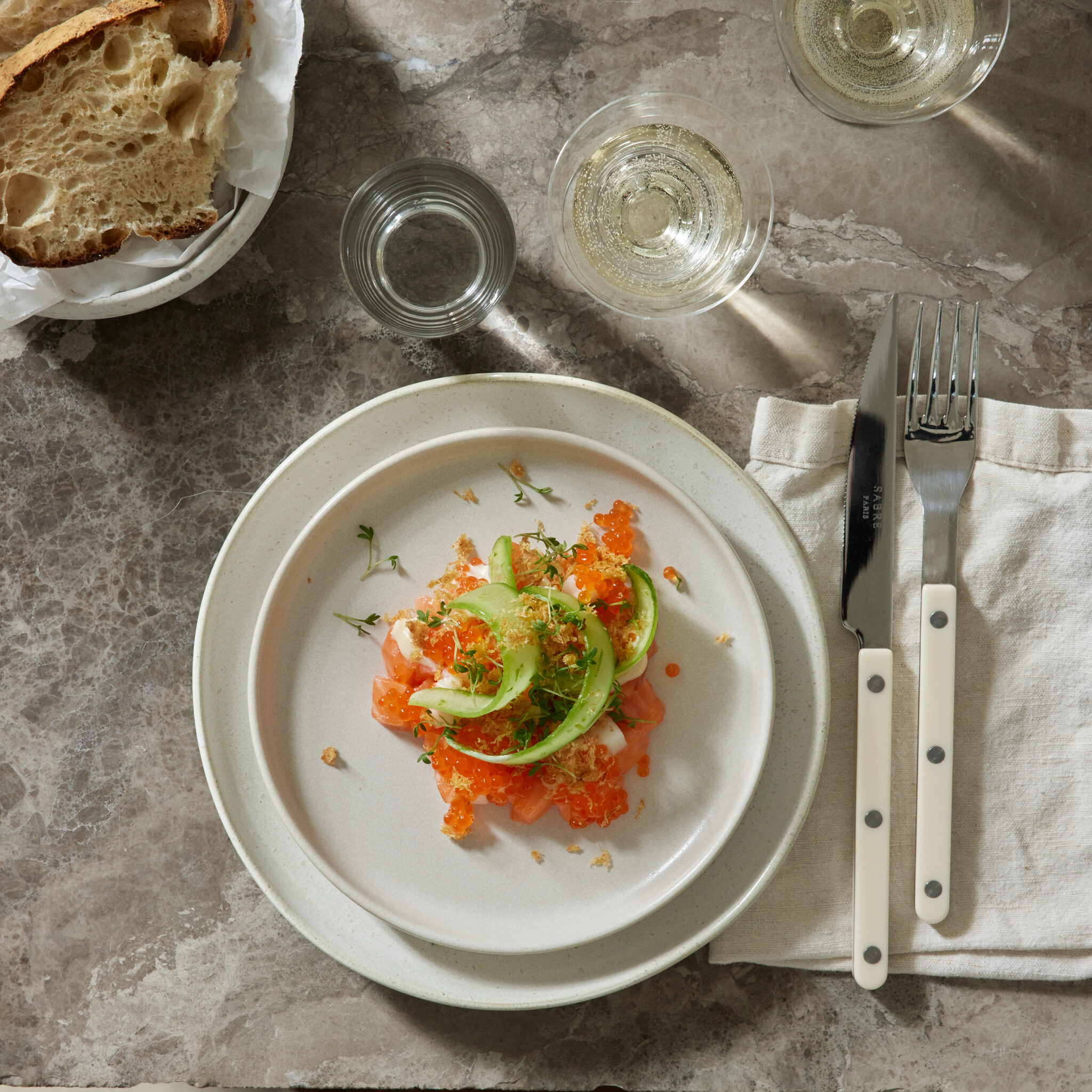 Laxtartar med ingefärspicklad kålrabbi, potatisströssel och sesammajo